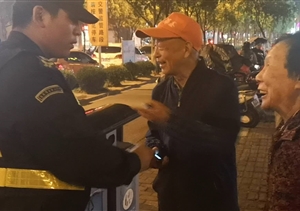 長(cháng)興島宗保治安巡邏，撿到手機，及時(shí)歸還失主