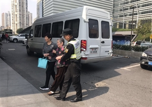 關(guān)愛(ài)老人，從我做起----陸家嘴城管隊員幫扶重陽(yáng)節聚餐老人