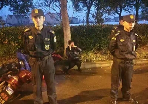 雨天老人騎車(chē)受傷，特保隊員出手相助 --惠南市容項目幫助交通事故