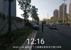 路見(jiàn)交通事故，幫忙維持秩序 --金橋輔警項目協(xié)助維持交通秩序