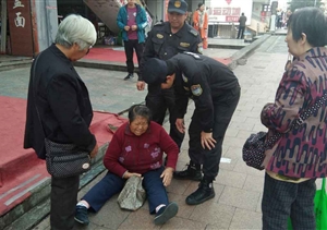 七旬老人摔倒，熱心特保伸援手 --惠南市容項目救助受傷老人