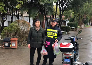 迷路老人神情慌，宗保特保來(lái)幫忙 --長(cháng)興島項目將迷路老人送回家