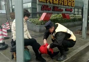 女子車(chē)禍倒地 特保攙扶救助 --金橋市容項目隊員救助車(chē)禍受傷女子