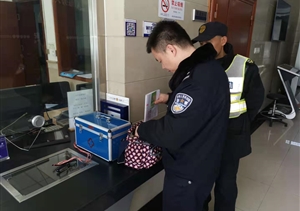 拾金不昧樹(shù)新風(fēng)系列報道 --金楊市容隊員拾金不昧