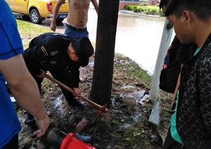 消防栓變成“噴泉” 特保緊急協(xié)助搶險 ——奉浦網(wǎng)格項目隊員處理