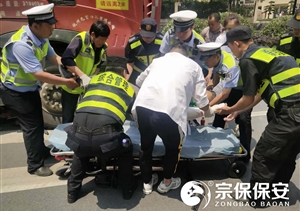 路遇交通事故，特保出手相助----閑林項目救助車(chē)禍傷者