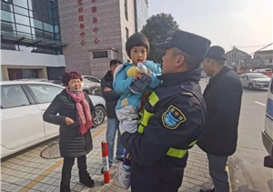 路遇迷途小朋友，輔助隊員護安全 ——周浦輔警項目隊員幫助走失孩