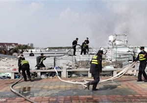垃圾自然引發(fā)火災  宗保保安全力滅火 ——公司駐兩港裝飾城項目隊