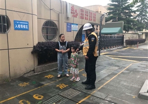 浙江民泰臨平市容項目隊員幫助走失兒童找到家人