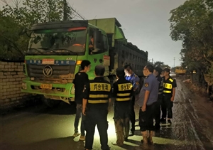 偷倒工程渣土欲逃離 保安赤腳追趕終控制——浙江民泰駐閑林城管輔