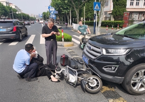 老人交通事故受傷 特保積極妥善救助——公司駐莘莊梅隴交通輔警救