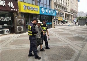 公司駐中泰城管輔助隊員貼心護送迷路老人回家