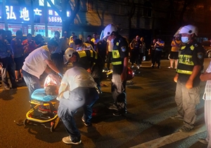 巡邏路遇交通事故  宗保隊員出手相助——高橋市容項目隊員救助車(chē)