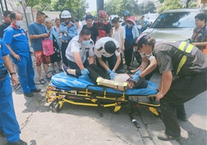 執勤途中遇車(chē)禍  出手幫助脫險情—三林市容項目隊員救助車(chē)禍女子