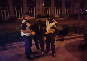 醉酒男子躺大街  巡邏隊員伸援手—金橋輔警項目隊員幫助一名醉酒