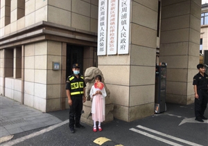路遇走散女童  隊員熱情相助—周浦市容隊員幫助走散女童