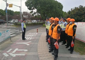 創(chuàng  )城迎檢關(guān)鍵期 隊員挑重勇?lián)敗诒９靖黜椖繄允貚徫涣巹?chuàng  )城