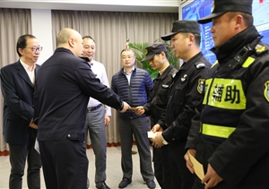 市公安局治安總隊保安管理處慰問(wèn)宗保公司舍己救人隊員