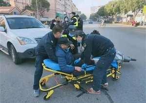 巡邏路遇交通事故 宗保隊員熱心幫助 ——三林市容項目隊員幫助車(chē)