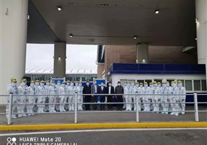 創(chuàng  )始人馮中?？赐繂?wèn)公司駐浦東機場(chǎng)防疫輔助隊員