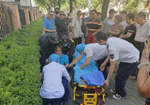 老人突發(fā)疾病暈倒 隊員及時(shí)幫助就醫 —三林市容項目隊員幫助突發(fā)