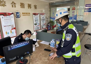 撿到手機交民警 失主認領(lǐng)特致謝—閑林街道交警項目隊員撿到手機