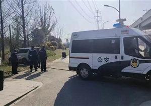 轎車(chē)陷入泥地難行走 員工幫助脫困受表?yè)P—浙江民泰公司員工幫助陷