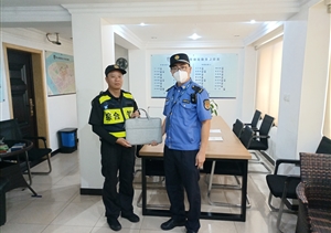 拾金不昧亮風(fēng)節 彰顯美德?lián)P正能（2023.8.2）