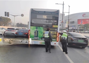 公交車(chē)路口拋錨礙交通 眾員工合力推車(chē)保暢行—宗保公司員工熱心幫